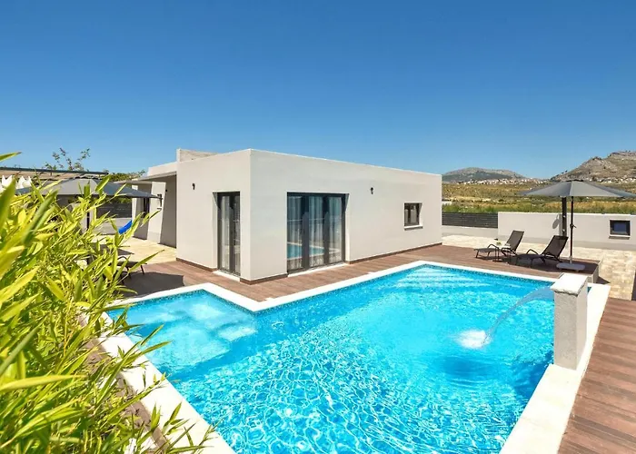 Feriehus Awesome In Split With Wifi Split