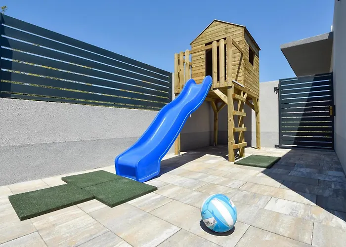 Dom wakacyjny Awesome In Split With Wifi Split